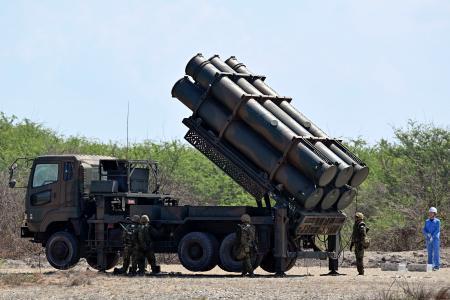 　８８式地対艦誘導弾の発射準備をする自衛隊員ら＝６日、フィリピン・パオアイ（共同）