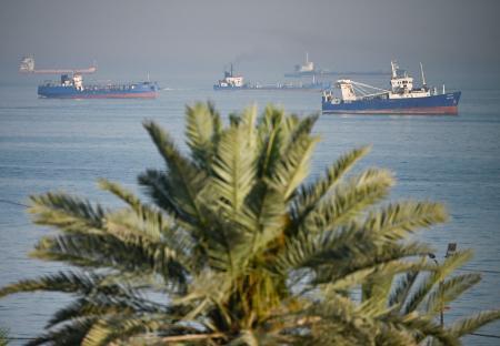 　ホルムズ海峡の船舶＝５日、イラン南部バンダルアバス沖（共同）