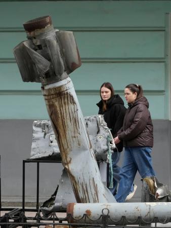 　ロシアのミサイルの破片＝４月３０日、ウクライナ・キーウ（ＡＰ＝共同）