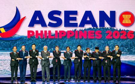 　ＡＳＥＡＮ首脳会議の開会式で握手を交わす各国首脳ら＝８日、フィリピン中部セブ（共同）