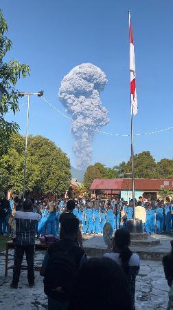　インドネシア・ハルマヘラ島で、噴煙を眺める人々＝８日（Ｊｈｏｎ　Ｆｒｅｎｇｋｉ　Ｍａｎｉｐａ氏のソーシャルメディアから、ロイター＝共同）