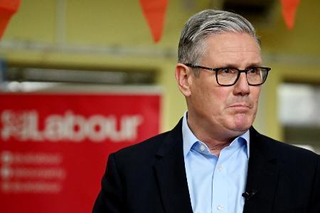 　英地方選の結果を受け、支持者らと話すスターマー首相＝８日、ロンドン（ゲッティ＝共同）