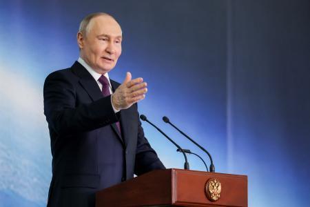 　１３日、モスクワの熱工学研究所で演説するロシアのプーチン大統領（タス＝共同）
