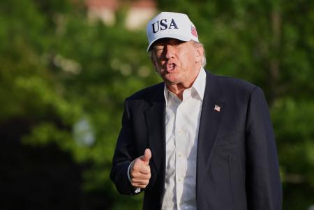 　中国から帰国し、ホワイトハウスに到着したトランプ大統領＝１５日、ワシントン（ＡＰ＝共同）