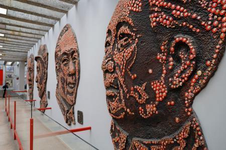 　中国四川省成都の「建川博物館」にある、毛沢東のバッジを使った展示＝４月（共同）