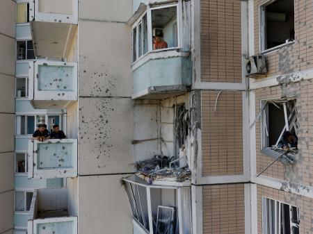 　ウクライナ軍の無人機攻撃で損傷を受けたモスクワ州の集合住宅＝１７日、クラスノゴルスク（ロイター＝共同）