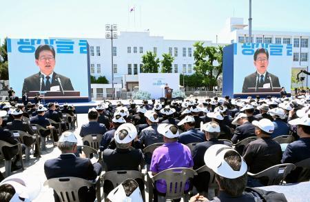　光州事件の発生から４６年を迎え、韓国・光州市で開かれた犠牲者を悼む政府主催の追悼式典＝１８日（共同）