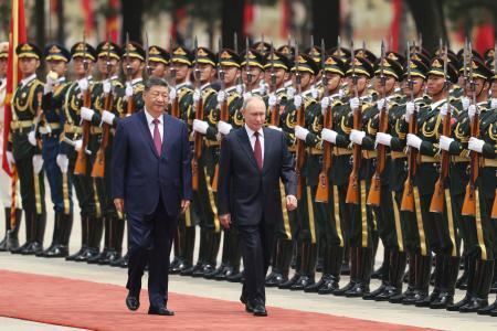 　歓迎式典に臨むロシアのプーチン大統領（右）と中国の習近平国家主席＝２０日、北京の人民大会堂（共同）