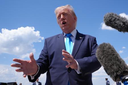 　米東部メリーランド州のアンドルーズ空軍基地で報道陣に話すトランプ大統領＝２０日（ＡＰ＝共同）