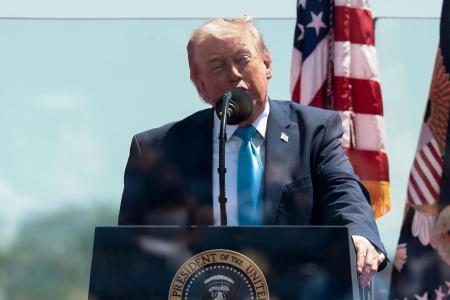 　米沿岸警備隊士官学校の卒業式で演説するトランプ大統領＝２０日、東部コネティカット州ニューロンドン（ロイター＝共同）