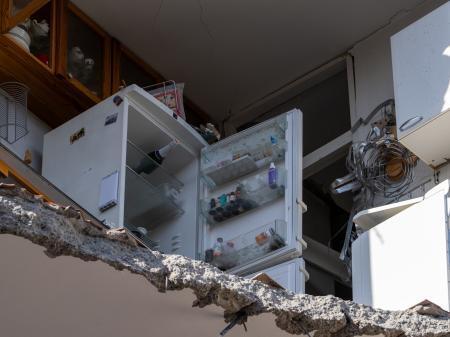 　ロシアの攻撃で被害を受けた建物＝２０日、ウクライナ・キーウ（アナトリア通信提供、ゲッティ＝共同）