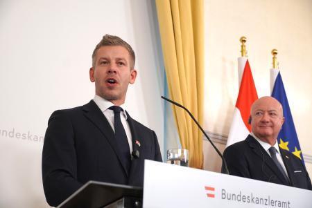 　オーストリアでシュトッカー首相（右）との共同記者会見で発言するハンガリーのマジャル首相＝２１日、ウィーン（共同）