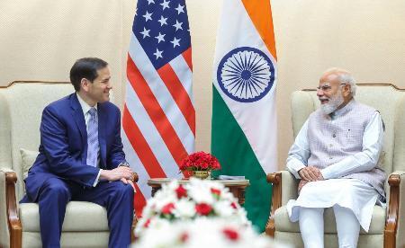 　会談するインドのモディ首相（右）とルビオ米国務長官＝２３日、ニューデリー（モディ氏のＸから、共同）