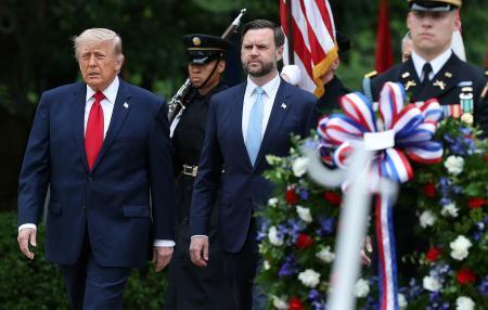 　米南部バージニア州のアーリントン国立墓地を訪れたトランプ大統領（左）とバンス副大統領（中央）＝２５日（ゲッティ＝共同）