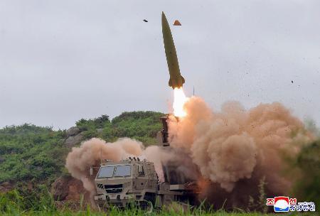 　北朝鮮が行った複数種類のミサイル発射実験＝２６日（朝鮮中央通信＝共同）