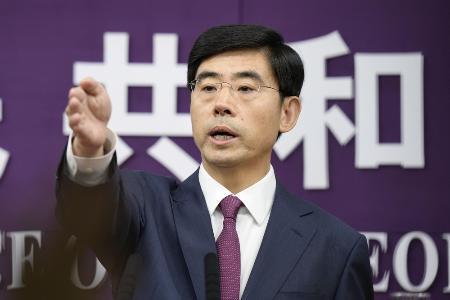 　中国商務省の何亜東報道官＝２５年６月、北京（共同）
