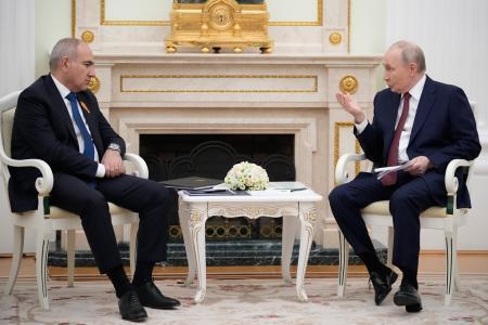 　モスクワで会談するアルメニアのパシニャン首相（左）とロシアのプーチン大統領＝４月１日（ＡＰ＝共同）