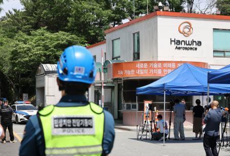 　爆発が起きた韓国中部大田の防衛企業ハンファエアロスペースの入り口＝１日（ＡＰ＝共同）