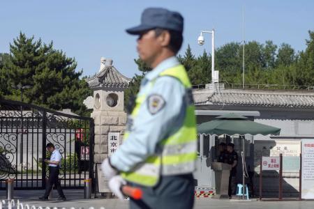 　２０２５年６月４日、天安門事件の犠牲者が眠る墓地付近を警戒する治安当局者＝北京（共同）