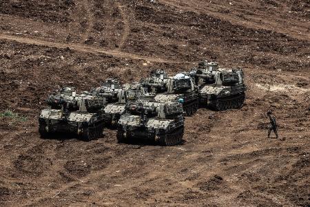 　レバノン南部に展開するイスラエル軍の車両や戦車（ゲッティ＝共同）
