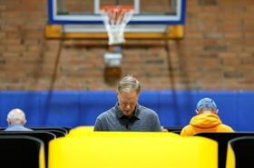 　２日、米カリフォルニア州知事選の予備選で、投票所を訪れた有権者ら（ゲッティ＝共同）