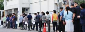 　韓国の統一地方選が始まり、投票所に並ぶ有権者＝３日、仁川市（聯合＝共同）