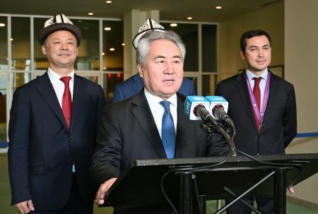 　国連安全保障理事会の非常任理事国に選出後、記者団に話すキルギスのクルバエフ外相＝３日、米ニューヨーク（共同）