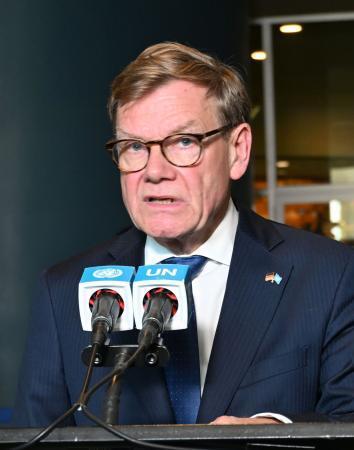 　国連安全保障理事会の非常任理事国選で落選後、記者会見するドイツのワーデフール外相＝３日、米ニューヨーク（共同）