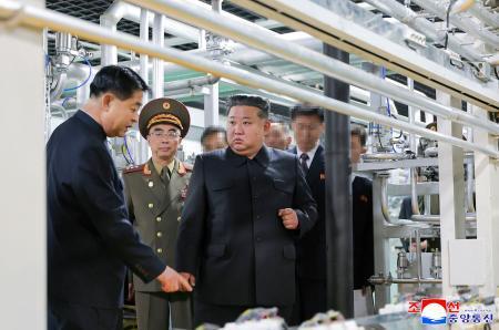 　新たに稼働した核物質の生産工場を視察する北朝鮮の金正恩朝鮮労働党総書記（手前右）＝３日（画像の一部が加工されています、朝鮮中央通信＝共同）