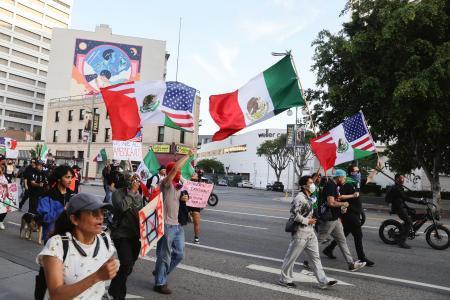 　２０２５年６月、米ロサンゼルスで、トランプ政権の不法移民摘発に抗議する人たち（共同）