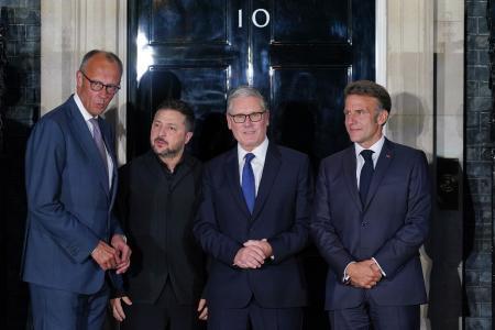 　会談後にポーズをとる（左から）ドイツのメルツ首相、ウクライナのゼレンスキー大統領、スターマー英首相、フランスのマクロン大統領＝７日、ロンドン（ＡＰ＝共同）