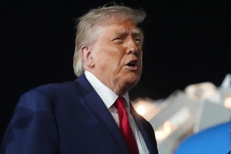 　トランプ米大統領＝９日、ニューヨークのケネディ国際空港（ＡＰ＝共同）