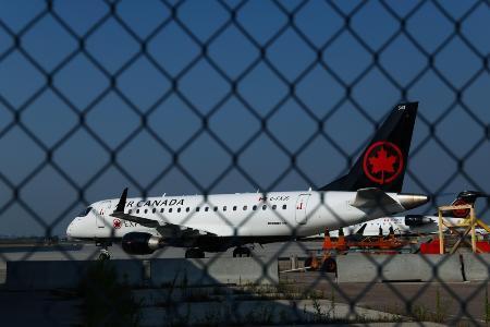 　カナダ・トロントのピアソン国際空港に駐機するエア・カナダ機＝昨年８月（ゲッティ＝共同）