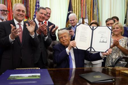 　米ホワイトハウスで、不法移民対策費用を確保する内容の法案に署名したトランプ大統領（中央）＝１０日（ゲッティ＝共同）