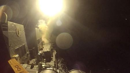 　トマホーク巡航ミサイルを発射する米駆逐艦。米中央軍が１０日に公表（中央軍提供、ロイター＝共同）
