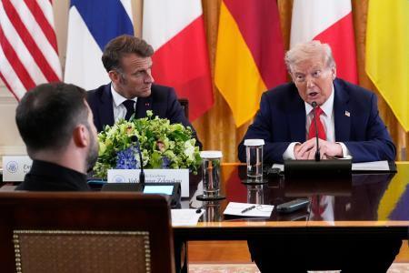 　フランスのマクロン大統領（奥左）、ウクライナのゼレンスキー大統領（手前）と話すトランプ米大統領＝２０２５年８月、米ワシントン（ＡＰ＝共同）