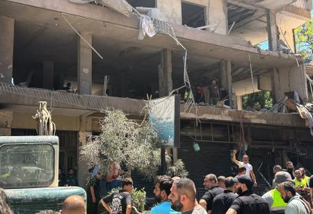 　レバノンの首都ベイルート南部で、イスラエルの攻撃跡に集まった人々＝１４日（ＡＰ＝共同）