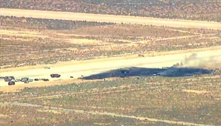 　エドワーズ空軍基地近くのＢ５２爆撃機の墜落現場＝１５日（ＫＡＢＣ提供・ＡＰ＝共同）