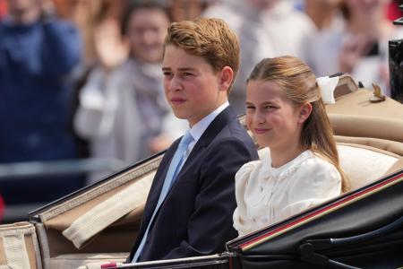 　ジョージ英王子（左）とシャーロット王女＝１３日、ロンドン（ＡＰ＝共同）