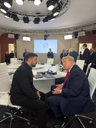 　トランプ米大統領（右）と話すウクライナのゼレンスキー大統領＝１６日、フランス東部エビアン（ウクライナ大統領府提供・共同）