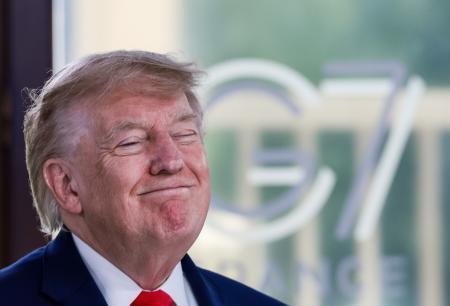 　Ｇ７サミットの昼食会に臨むトランプ米大統領＝１６日、フランス東部エビアン（ゲッティ＝共同）