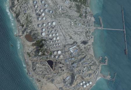 　イラン・カーグ島の石油ターミナルの衛星写真＝２月２５日（Ｐｌａｎｅｔ　Ｌａｂｓ　ＰＢＣ提供、ロイター＝共同）