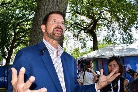 　米ワシントンで記者団の取材に応じる「フリーダム２５０」のキース・クラックＣＥＯ＝１７日（共同）