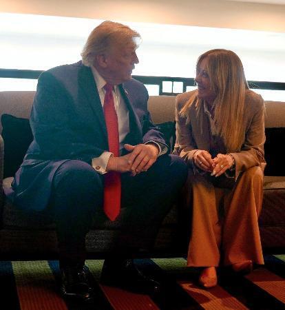 　Ｇ７サミットの際に面会するトランプ米大統領（左）とイタリアのメローニ首相＝１７日、フランス東部エビアン（イタリア首相府提供・共同）