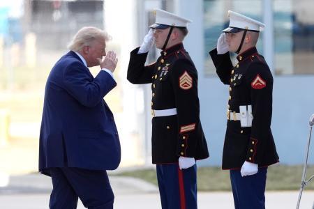 　トランプ大統領（左）＝１９日、米アンドルーズ空軍基地（ＡＰ＝共同）
