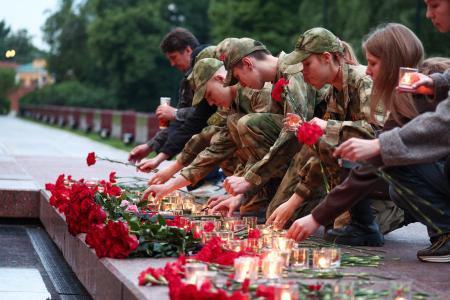 　２２日、独ソ戦開始から８５年を迎え、モスクワ中心部の「赤の広場」近くにある無名戦士の墓に献花する人たち（タス＝共同）