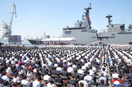 　開かれた北朝鮮の５千トン級の新型駆逐艦「崔賢」の就役式＝２３日、北朝鮮西部・南浦港（朝鮮中央通信＝共同）