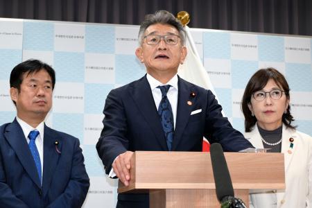 　韓国の李在明大統領との会談後、取材に応じる日韓議員連盟の武田良太会長（中央）＝２６日午後、韓国ソウル（共同）