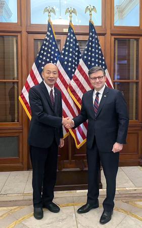 　２６日、米ワシントンで会談した台湾の韓国瑜・立法院長（左）とジョンソン米下院議長（台湾立法院提供・共同）