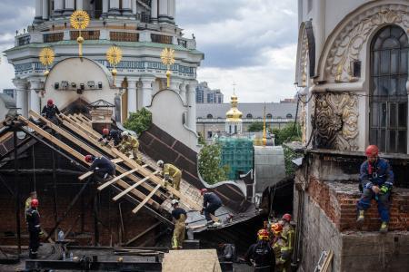 　ロシアの攻撃で損傷したペチェルスカ大修道院＝１６日、ウクライナ首都キーウ（ゲッティ＝共同）
